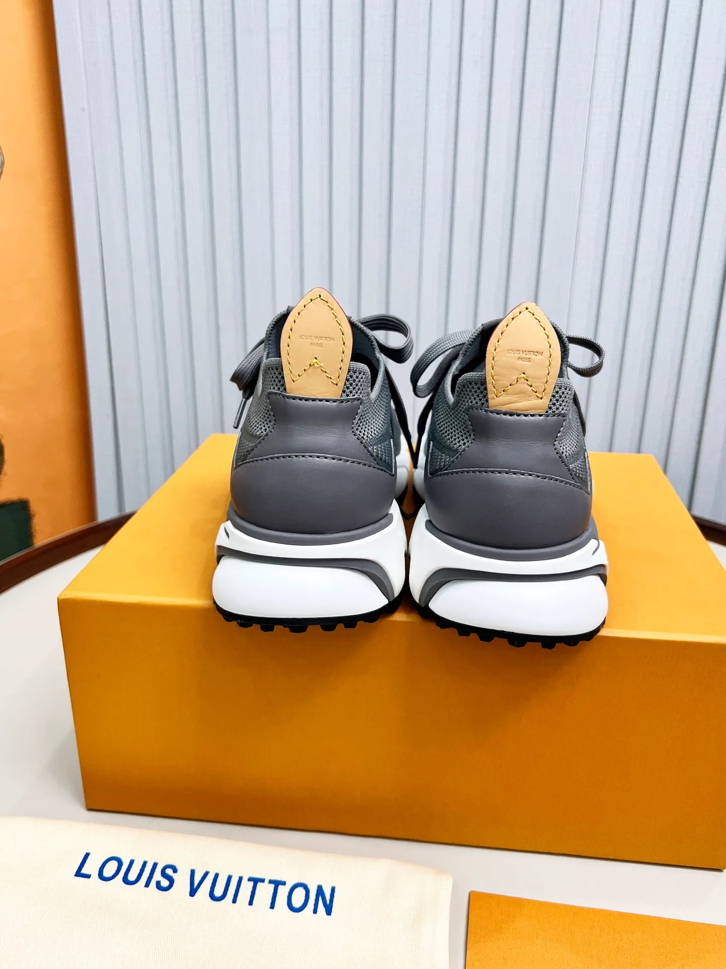 Top version: 560💰 LV Louis Vuitton L Jialu brand Runner Tatic series thick-soled casual sports shoes running shoes Original purchase development and production This LV Runner Tatic sports shoe is blended with fly-knit fabric material to interpret the inspiration of traditional mountaineering shoes. The LV letters are written on one side, the Louis Vuitton logo, and the light and wear-resistant rubber outsole complete the whole package. The delivery counter is exquisitely packaged🛍📦 ▪️Fabrics: Original imported custom fly-knit fabric ▪️Inner lining: Original custom-made breathable mesh ▪️Sole: Original molded anti-slip rubber combination material ▪️Sole thickness: 4CM ▪️Size: Men's 39-45
